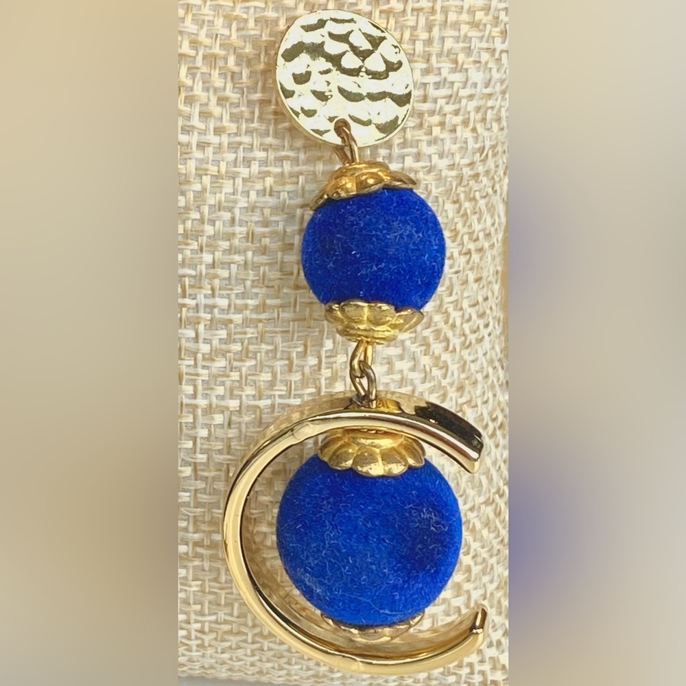 Vintage Statement Royal Blue Silk Threaded and Hammered Gold Hoop Earrings - Picture 4 of 5